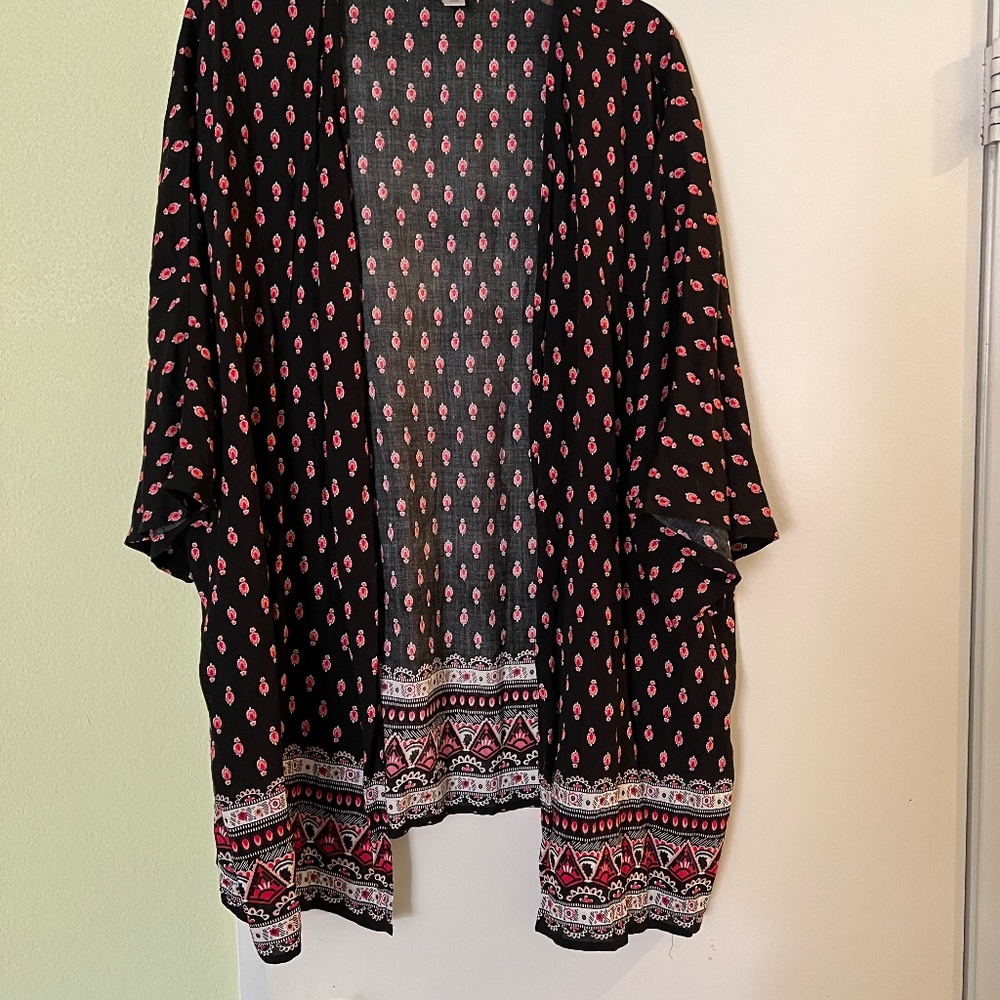 Avenue 26/28 kimono pink, white, and black